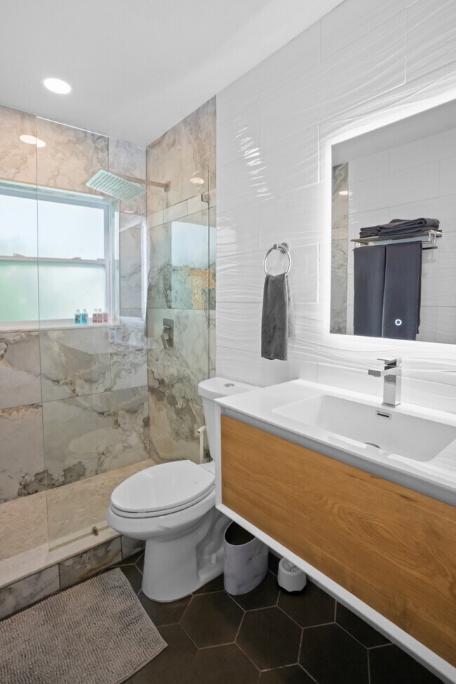 Building Photo - 2023 NE 15th Ave