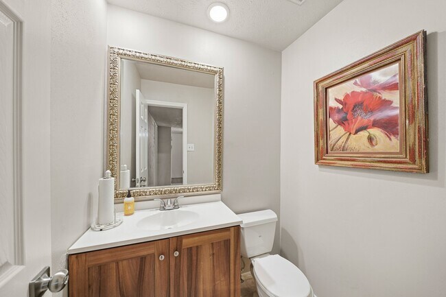 Building Photo - 2205 Hilton Head Dr