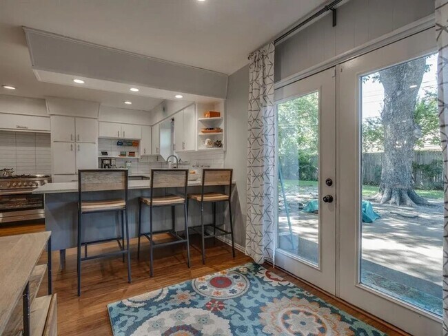 Building Photo - Spectacular Home in Holiday Heights Add!  Come see Me!! I can be yours!!