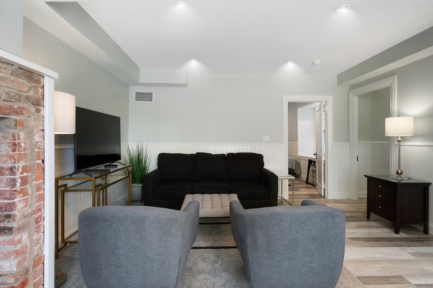 Building Photo - 77 Coggeshall Ave