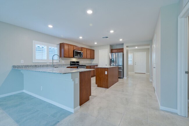 Building Photo - Mountains Edge!! Gated!!  4 bedrooms!! Primary Bedroom and bath down Stairs!! 2 Primary bedrooms!...