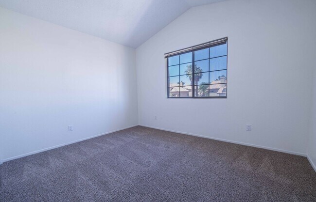 Building Photo - 1143 E Adelman Dr