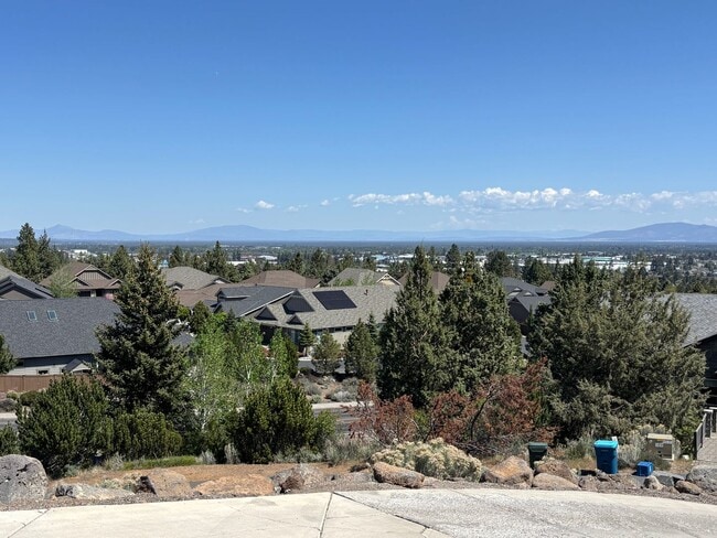 Building Photo - Single Story Home with Great Views!