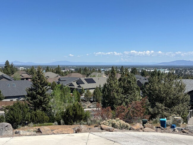 Building Photo - Single Story Home with Great Views! Water, Gas, AND Electric Included!!