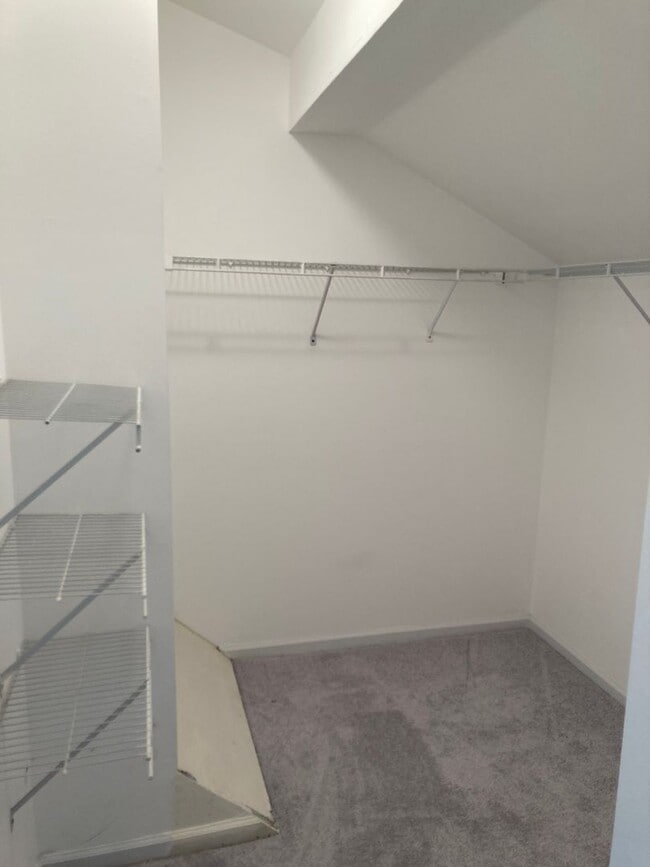 Building Photo - Renovated Crestwood Condo - 2 bedroom