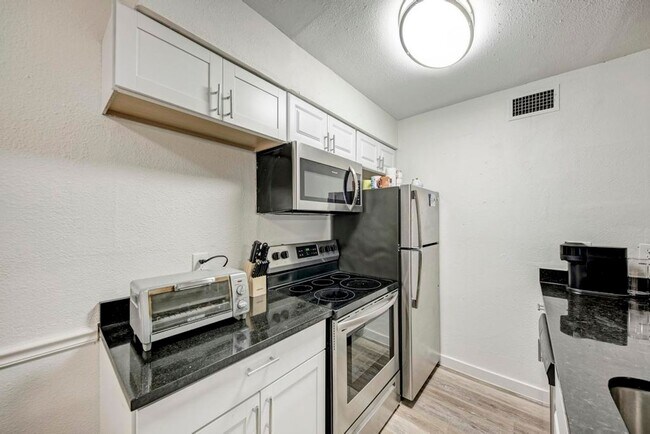 Building Photo - WASHER / DRYER, WOOD FLOORS OPEN LIVING LAYOUT !!