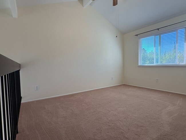 Building Photo - SOLAR POWERED 3 Bedroom 2 bath with large ...