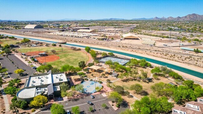 Building Photo - 2-bedroom 2 bath condo in Gated Community ...