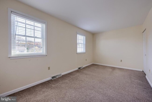 Building Photo - 1902 Pin Oak Dr