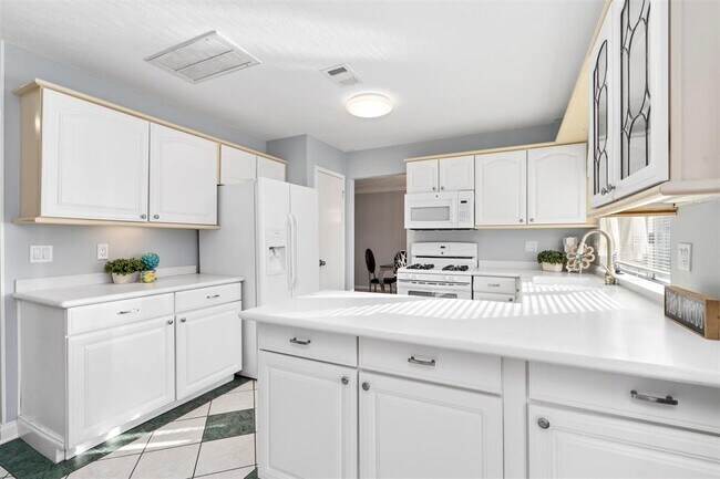 Building Photo - 9942 Villa Verde Dr