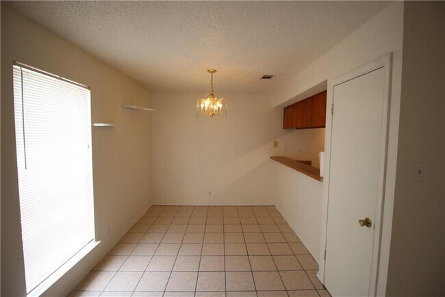 Building Photo - 1002 King Albert St