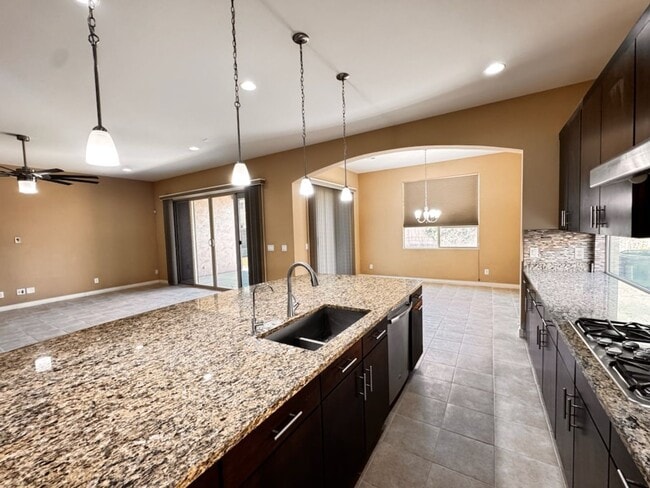 Building Photo - 4 Bedroom + den energy efficient Hamilton High