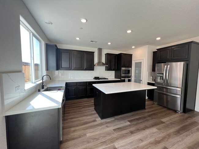 Building Photo - Gorgeous Nearly New Home With 4 Bed, 2.5 b...