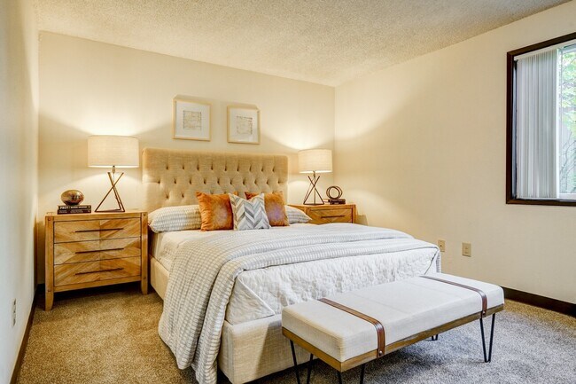 Building Photo - Spacious and immaculate one bedroom! Heat ...