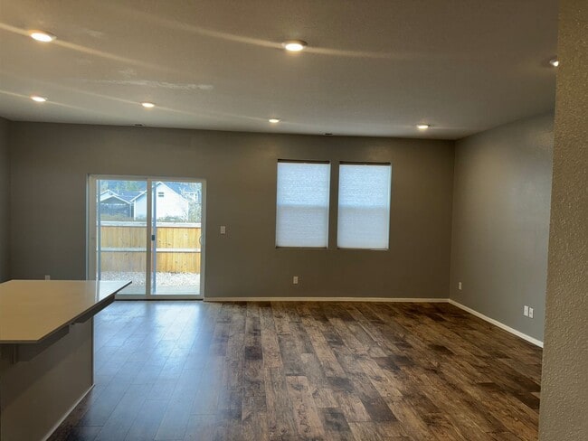 Building Photo - 4 bedroom 2.5 bathroom almost-new house in...