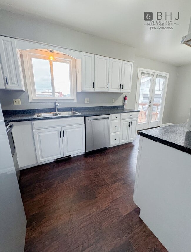 Building Photo - Pet Friendly 2 bed/ 2 bath single family h...