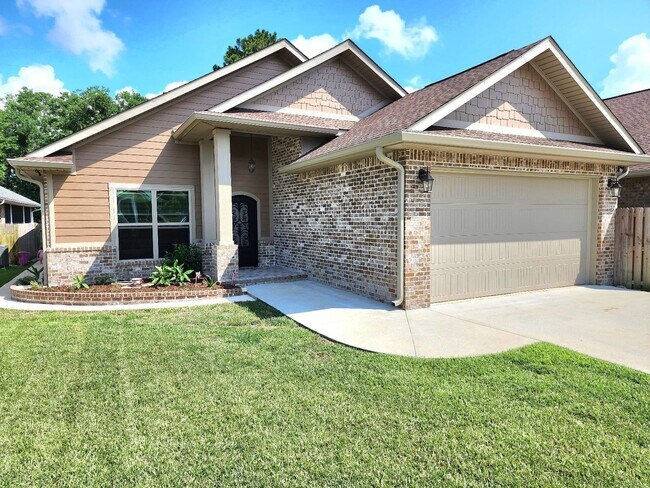 Primary Photo - Luxurious 3 Bedroom, 2 Bath Home in the Ex...