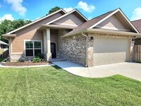 Building Photo - Luxurious 3 Bedroom, 2 Bath Home in the Ex...