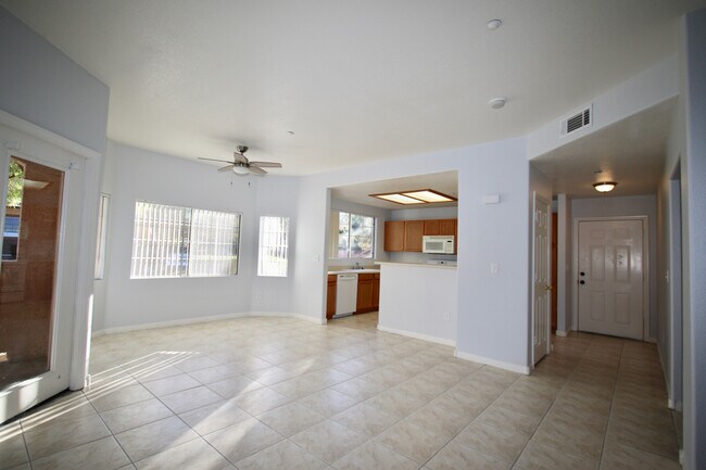 Building Photo - Beautiful 2BR / 2BA Renovated / Modern Con...