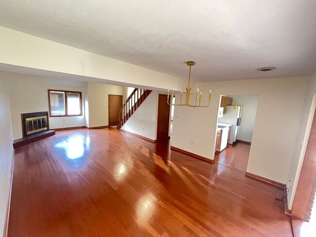 Building Photo - 3 Bedroom Condo