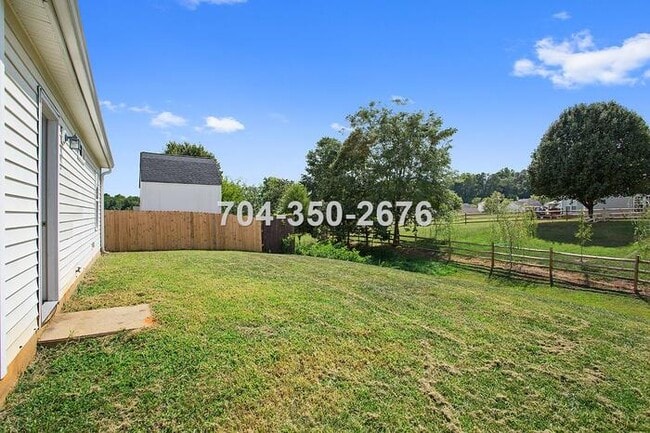 Building Photo - Beautiful ranch style home 3bed 2 bath wit...