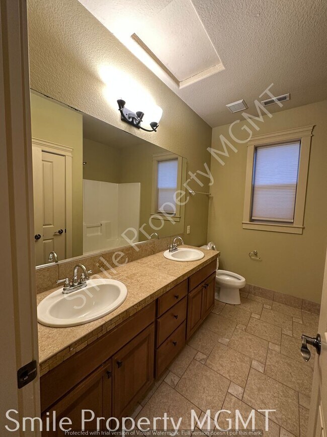 Building Photo - single house