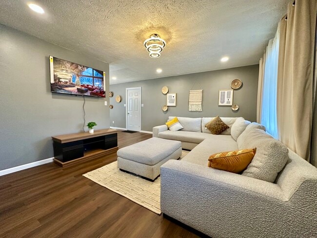 Building Photo - 4927 W Southern Ave