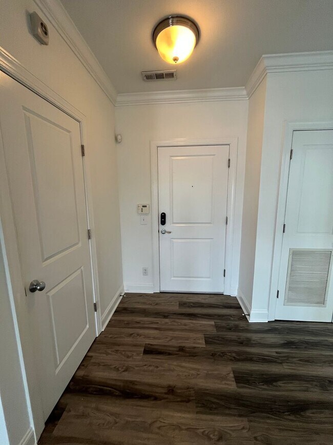 Building Photo - Modern condo  in the center of shopping , restaurants and entertainment venues.