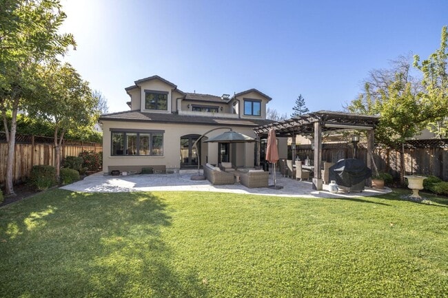 Building Photo - 5 Bed, 4.5 Bath Executive Home w/ Designer...