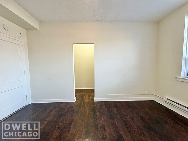 Building Photo - 3350 N Marshfield Ave