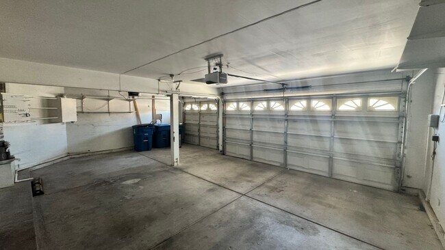 Building Photo - Summerlin 4 bedroom 3 car garage