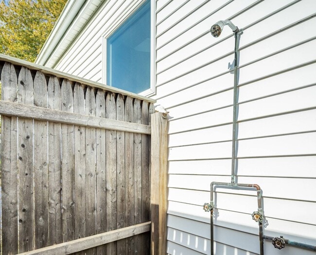 Building Photo - 706 Springs Fireplace Rd