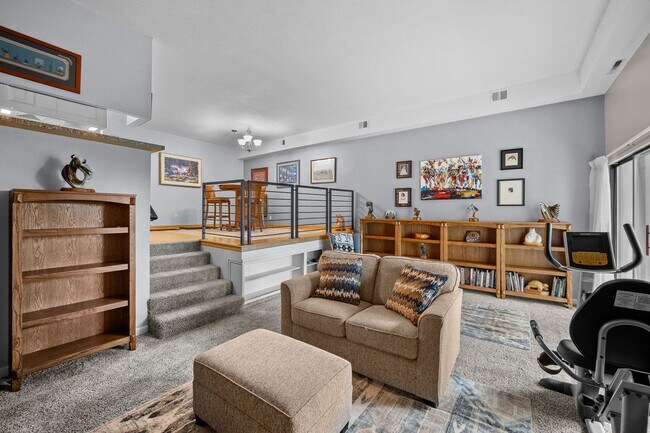 Building Photo - 2bed 2 bath contemporary condo overlooking the Waveland Golf Course