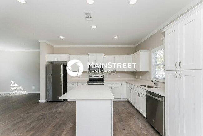 Building Photo - 3 Bedroom Pet-Friendly Home in St Petersbu...