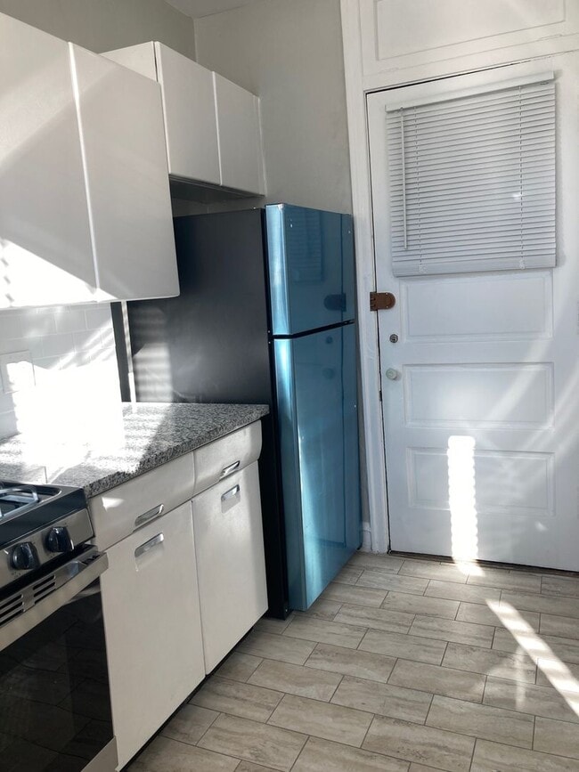 Building Photo - Recently Renovated East Rogers Park One Bedroom - Pets Welcome!