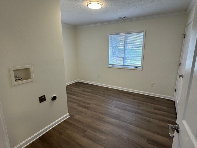 Building Photo - Newly renovated 2 Bedroom 2.5 Bathroom Hom...