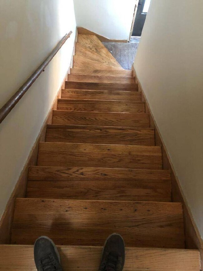 Building Photo - Gorgeous 3 Bed Upper Available with shared Garage & Hardwood floors, Appliances incl.