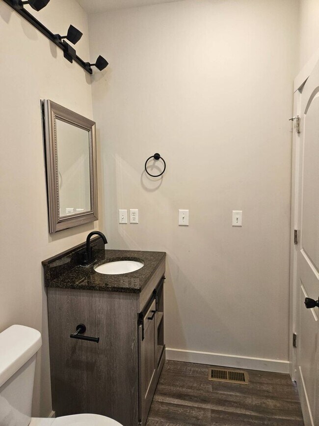 Building Photo - Charm, location and a great price ! Do not pass this up