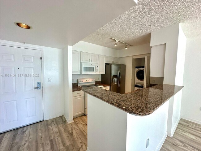 Building Photo - 1155 Brickell Bay Dr