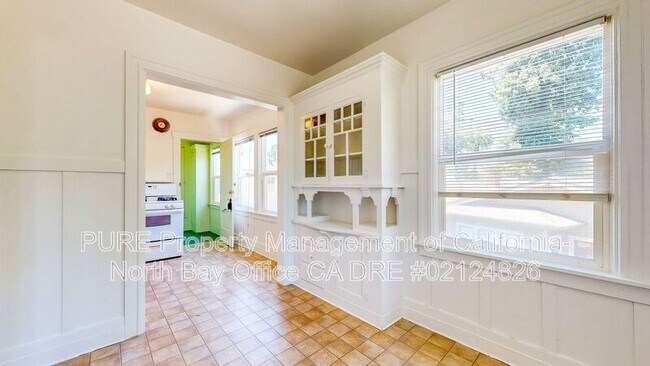Building Photo - 537 Humboldt St