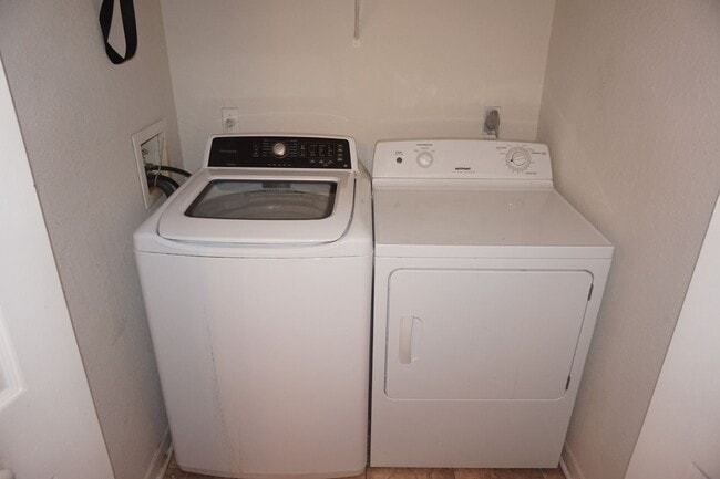 Building Photo - Spacious 2/2 in Plantation Park Close to Theme Parks