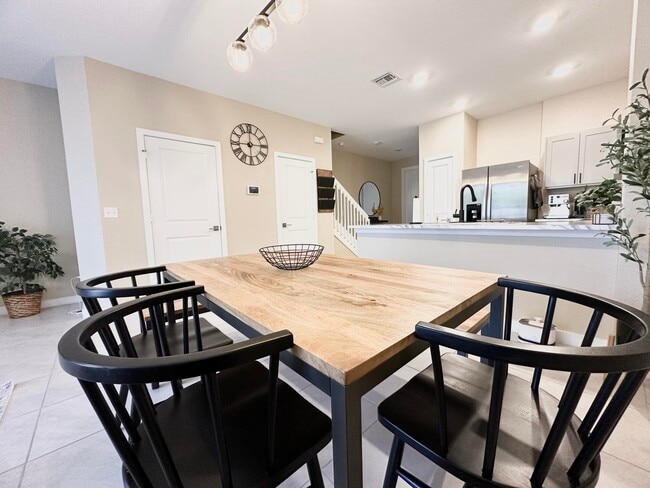 Building Photo - 69 Bandol St