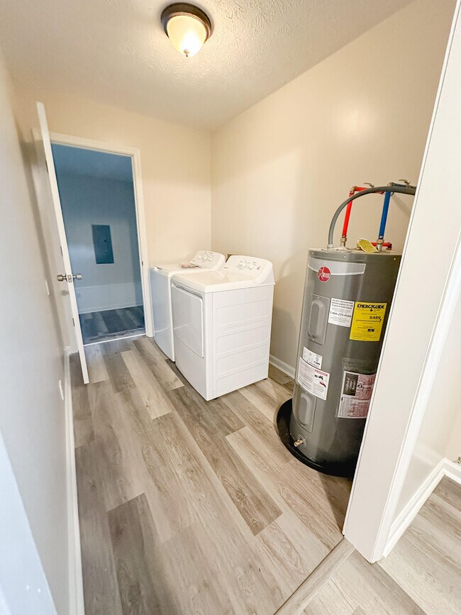 Building Photo - 706 E 15th St