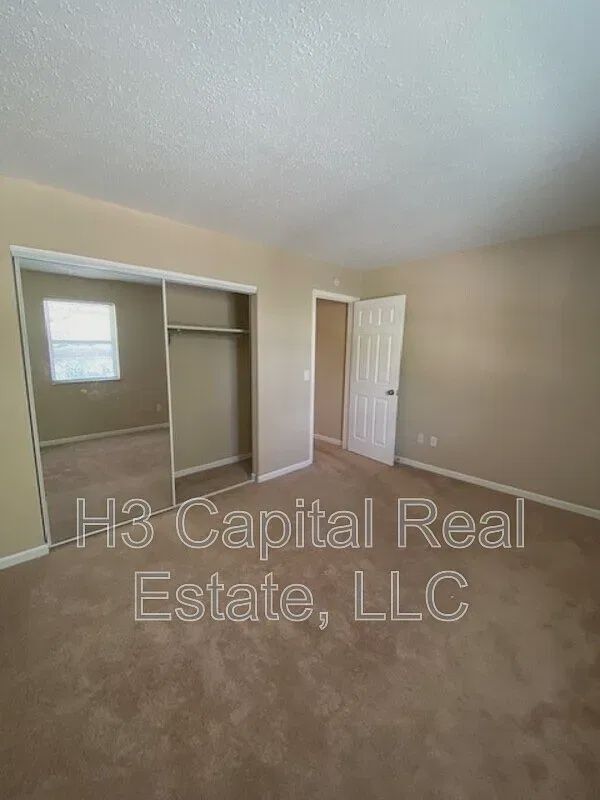 Building Photo - 112 Sunnyside St