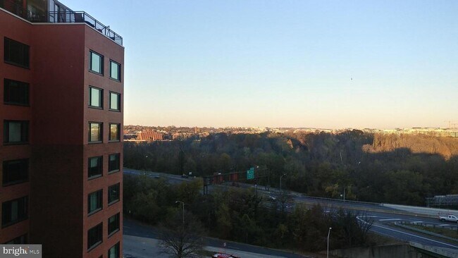 Building Photo - 1021 Arlington Blvd