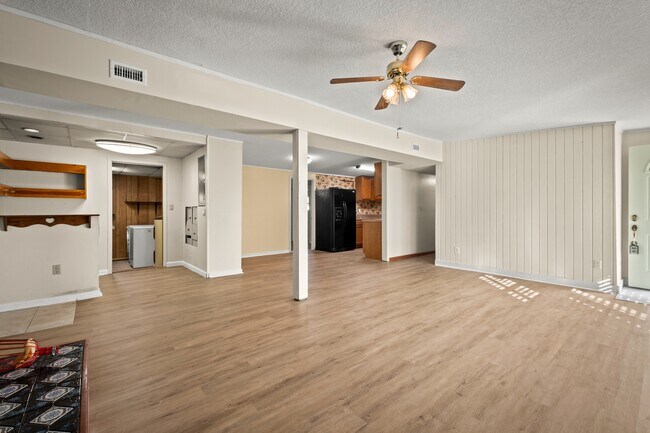 Building Photo - 3023 Lorman Dr