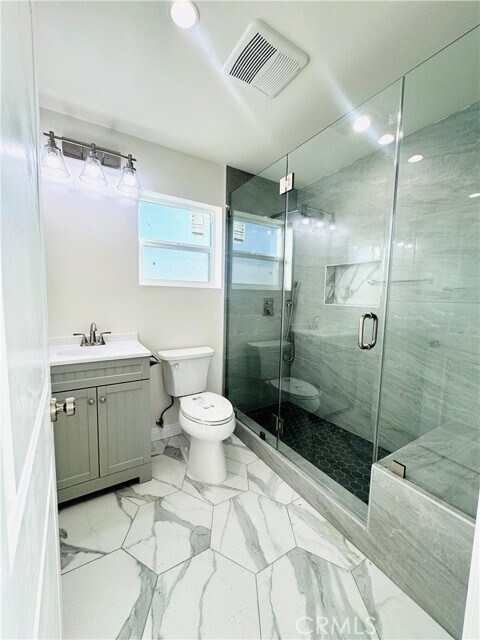 Building Photo - 9318 Encino Ave