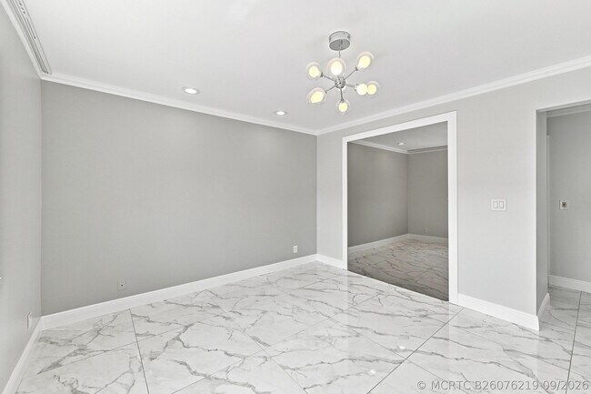 Building Photo - 372 W Riverbend Dr