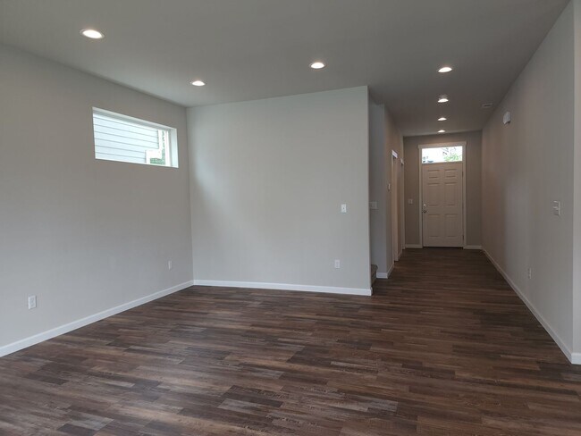Building Photo - 15717 View Dr Ct SE