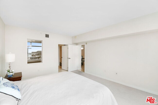 Building Photo - 13700 Marina Pointe Dr